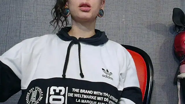 Snapshot of LusstCruella chatting on March 6, 6:05 pm LusstCruella online show from March 6, 6:05 pm