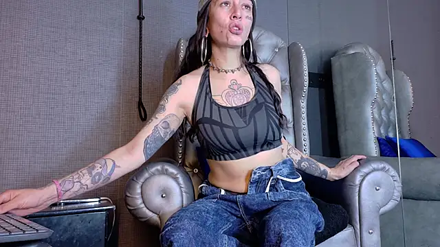 Snapshot of LusstCruella chatting on October 27, 5:28 pm LusstCruella online show from October 27, 5:28 pm