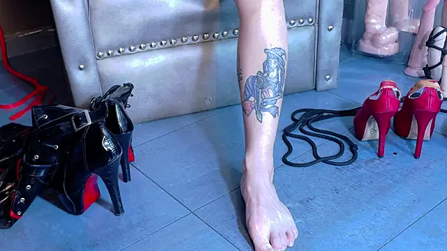 Snapshot of LusstCruella chatting on November 5, 7:25 pm LusstCruella online show from November 5, 7:25 pm