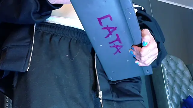 Snapshot of LusstCruella chatting on December 5, 6:04 pm LusstCruella online show from December 5, 6:04 pm