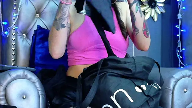 Snapshot of LusstCruella chatting on December 19, 2:46 pm LusstCruella online show from December 19, 2:46 pm