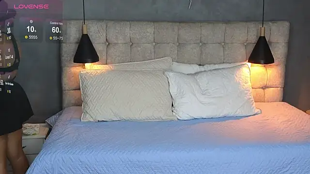 Laia and Aloby online show from December 1, 10:48 pm