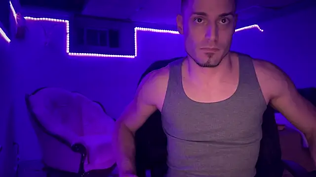 Snapshot of hot_shot_13 chatting on December 11, 8:04 am hot shot 13 online show from December 11, 8:04 am