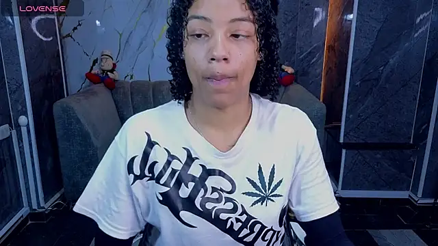 Snapshot of Violeth_b chatting on June 2, 1:24 pm Violeth b online show from June 2, 1:24 pm