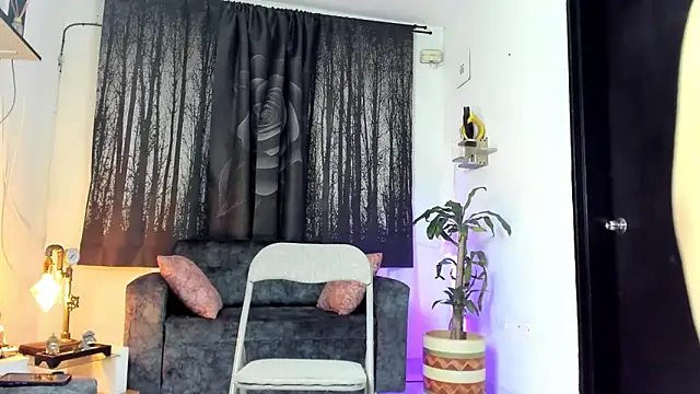 Snapshot of Alaia_Love77 chatting on November 18, 10:14 pm Alaia Love77 online show from November 18, 10:14 pm