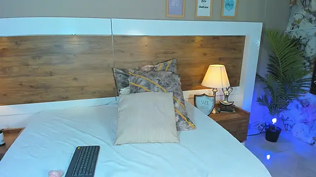 EmaBakker online show from February 14, 1:08 pm