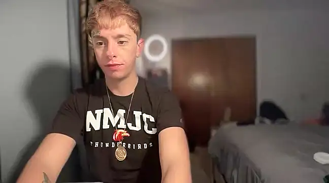 Snapshot of twentywithafelonyy chatting on December 13, 6:42 am twentywithafelonyy online show from December 13, 6:42 am