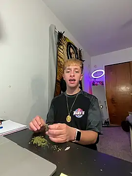 Snapshot of twentywithafelonyy chatting on December 16, 2:57 am twentywithafelonyy online show from December 16, 2:57 am