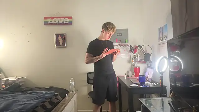 Snapshot of twentywithafelonyy chatting on March 7, 7:52 am twentywithafelonyy online show from March 7, 7:52 am