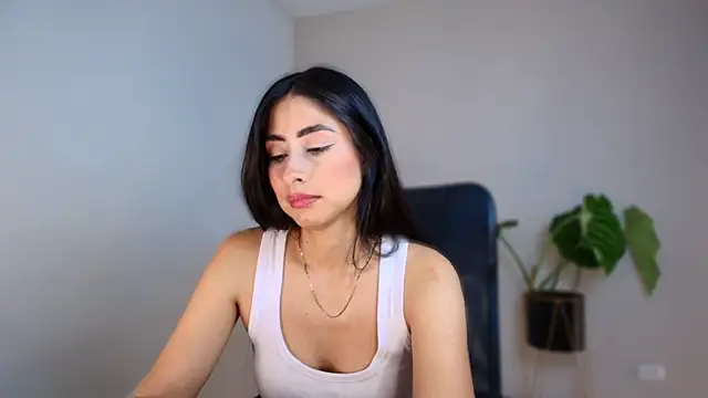 auroracaruso11 online show from December 15, 9:30 pm