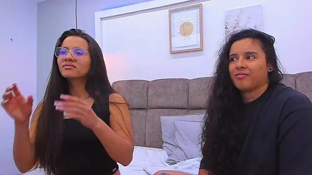 Snapshot of Dilan_y_Mia chatting on January 21, 6:34 pm Dilan y Mia online show from January 21, 6:34 pm