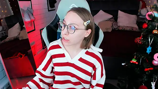 Snapshot of AphexQueen chatting on December 17, 4:21 pm AphexQueen online show from December 17, 4:21 pm