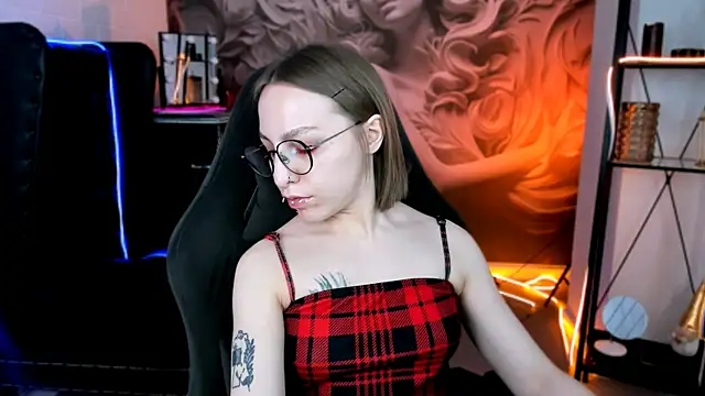 Snapshot of AphexQueen chatting on January 30, 9:15 am AphexQueen online show from January 30, 9:15 am