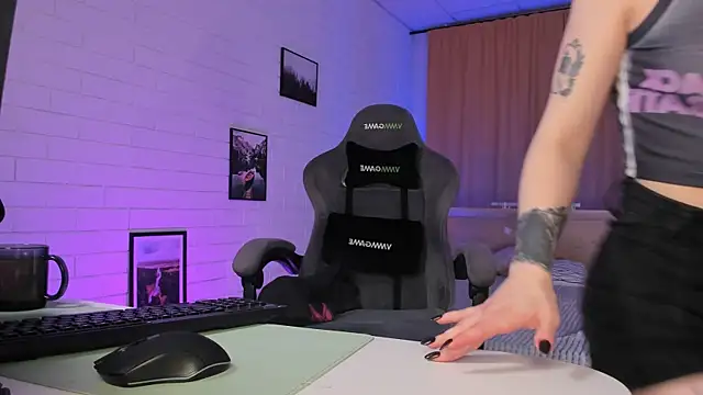 AphexQueen online show from November 7, 1:33 pm