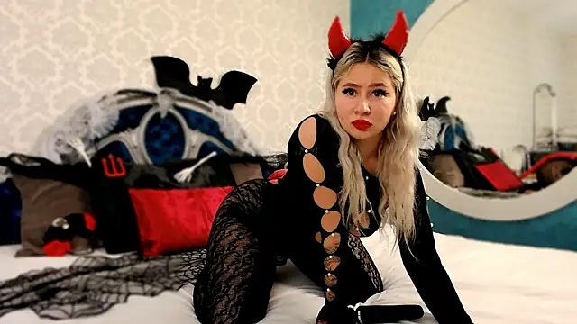 SuzzySweet18 online show from October 31, 6:31 pm