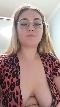 Snapshot of pussyCat_t chatting on December 4, 4:05 pm pussyCat t online show from December 4, 4:05 pm