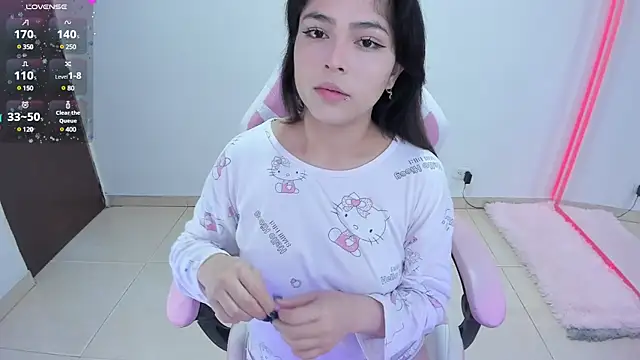 Snapshot of misshoneyxxx chatting on December 7, 10:17 pm misshoneyxxx online show from December 7, 10:17 pm