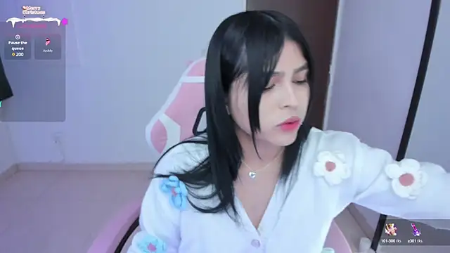 Snapshot of misshoneyxxx chatting on December 14, 2:34 am misshoneyxxx online show from December 14, 2:34 am