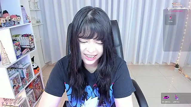 Snapshot of misshoneyxxx chatting on November 20, 2:12 am misshoneyxxx online show from November 20, 2:12 am