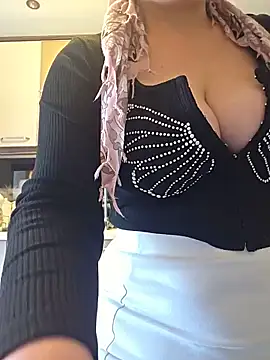 Snapshot of Erotica333 chatting on May 31, 9:05 am Erotica333 online show from May 31, 9:05 am