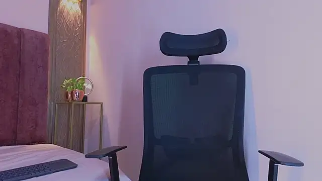 Snapshot of Emy_leon chatting on October 23, 11:03 pm Emy leon online show from October 23, 11:03 pm