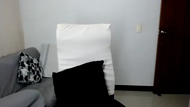 Snapshot of Laura-pervert chatting on June 27, 1:10 am Laura-pervert online show from June 27, 1:10 am