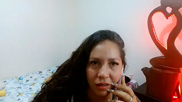 Snapshot of naihroby chatting on December 8, 11:40 pm naihroby online show from December 8, 11:40 pm