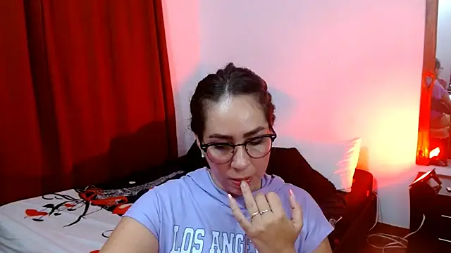 Snapshot of naihroby chatting on February 19, 2:23 am naihroby online show from February 19, 2:23 am