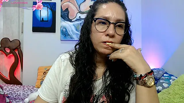 Snapshot of naihroby chatting on December 1, 2:38 am naihroby online show from December 1, 2:38 am