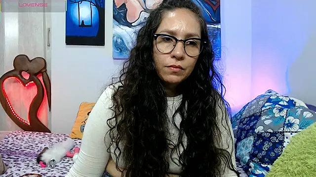 Snapshot of naihroby chatting on December 3, 3:36 am naihroby online show from December 3, 3:36 am