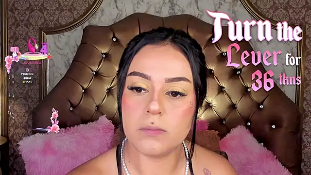 Snapshot of SoffiQueen chatting on June 3, 2:33 pm SoffiQueen online show from June 3, 2:33 pm