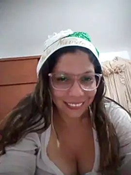 Snapshot of Carliina_Soussa chatting on December 4, 11:02 pm Carliina Soussa online show from December 4, 11:02 pm