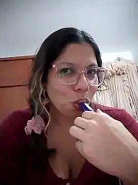 Snapshot of Carliina_Soussa chatting on December 15, 11:53 pm Carliina Soussa online show from December 15, 11:53 pm