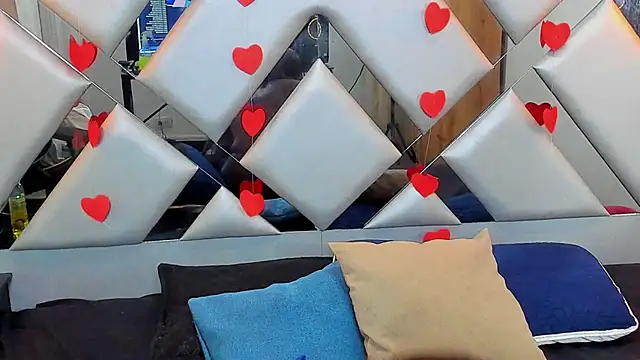 Snapshot of Nahomi-Hill chatting on February 16, 1:36 am Nahomi-Hill online show from February 16, 1:36 am