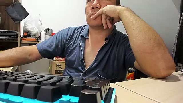 Snapshot of Jhonatan_Morales_S chatting on November 21, 4:00 am Jhonatan Morales S online show from November 21, 4:00 am