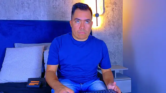 Snapshot of Jhonatan_Morales_S chatting on December 17, 1:44 am Jhonatan Morales S online show from December 17, 1:44 am