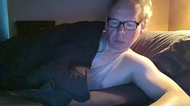 Snapshot of kinkyslet8 chatting on April 12, 6:18 am kinkyslet8 online show from April 12, 6:18 am