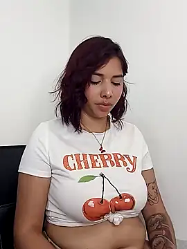 Snapshot of LucyMartelli chatting on February 6, 3:31 pm LucyMartelli online show from February 6, 3:31 pm