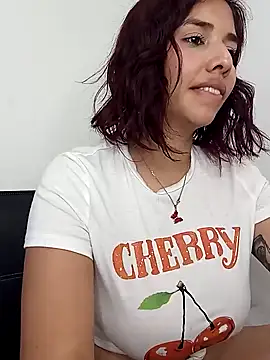 Snapshot of LucyMartelli chatting on February 6, 7:51 pm LucyMartelli online show from February 6, 7:51 pm