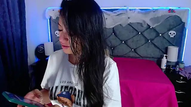 Snapshot of Julietacollins06 chatting on October 24, 12:23 pm Julietacollins06 online show from October 24, 12:23 pm