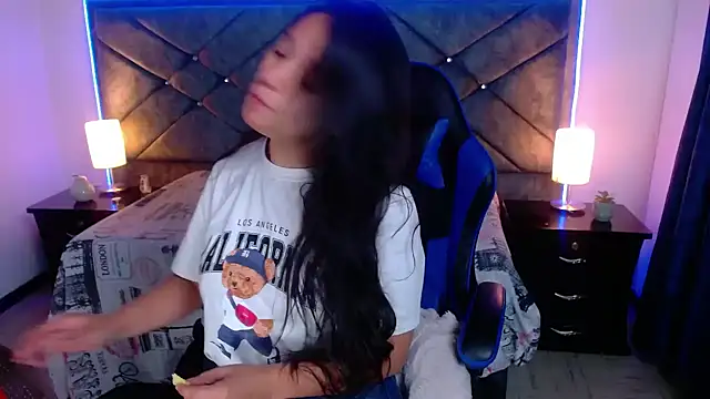 Snapshot of Julietacollins06 chatting on December 2, 1:17 pm Julietacollins06 online show from December 2, 1:17 pm