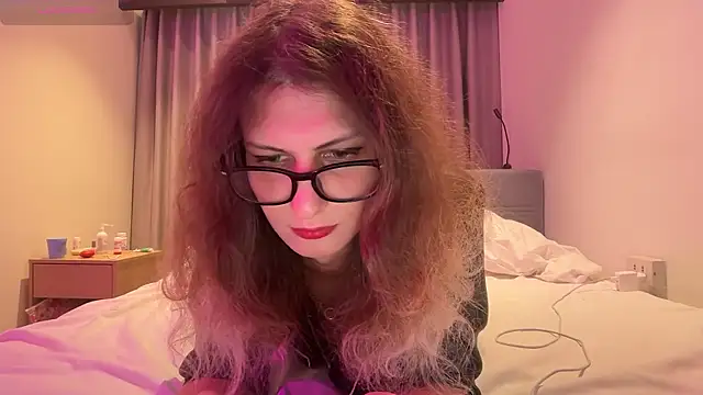 Snapshot of Alice_Pinkhead chatting on April 9, 8:09 am Alice Pinkhead online show from April 9, 8:09 am