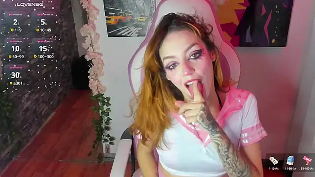 Snapshot of katt__black__ chatting on October 15, 9:04 pm katt black online show from October 15, 9:04 pm