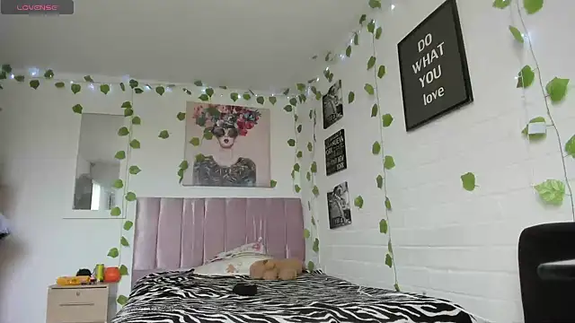 Snapshot of katt__black__ chatting on October 31, 8:32 pm katt black online show from October 31, 8:32 pm