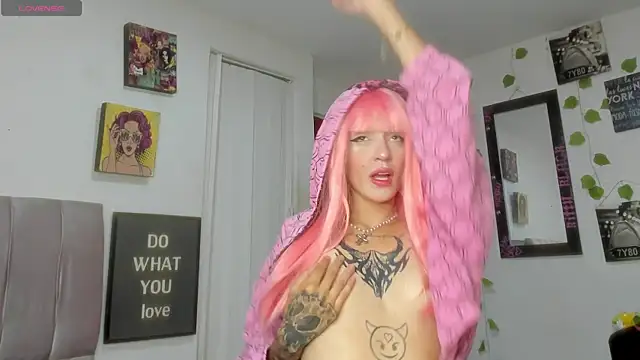 Snapshot of katt__black__ chatting on July 27, 10:28 pm katt black online show from July 27, 10:28 pm