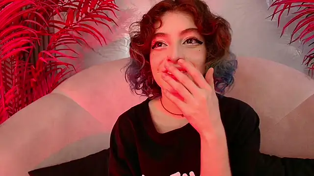 Snapshot of EvaHalsey chatting on December 4, 8:06 pm EvaHalsey online show from December 4, 8:06 pm