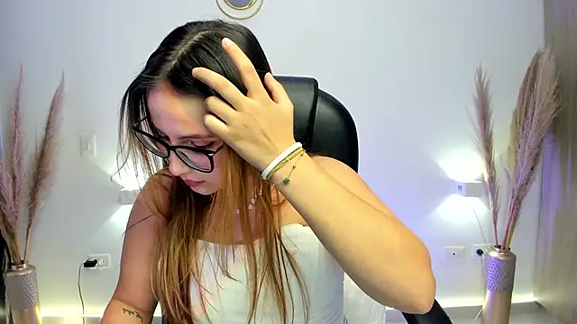 RyliieHunter online show from December 9, 4:56 am