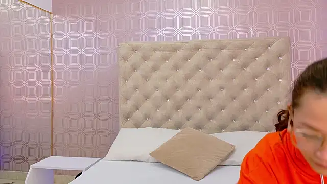 Snapshot of SaaraBrown chatting on November 9, 12:14 pm SaaraBrown online show from November 9, 12:14 pm