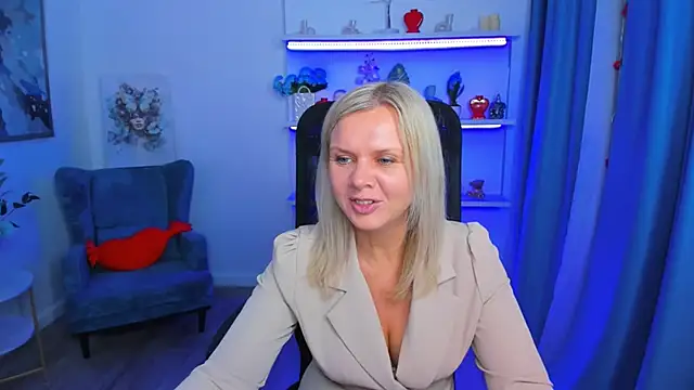 AgathaKlouin online show from February 19, 7:10 pm