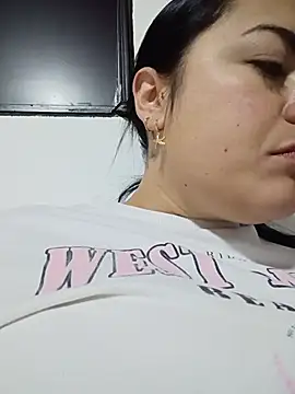 Snapshot of Lesly_10- chatting on July 4, 4:13 pm Lesly 10- online show from July 4, 4:13 pm